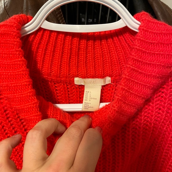 Beautiful red/orange sweater - Picture 2 of 3